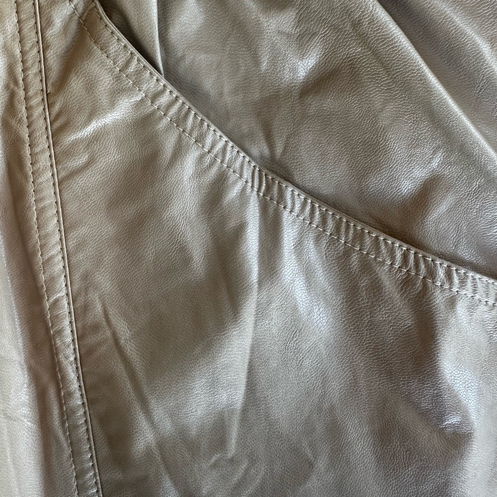 Women’s Kori Faux Leather Shorts NWT SIZE MEDIUM - Picture 6 of 6